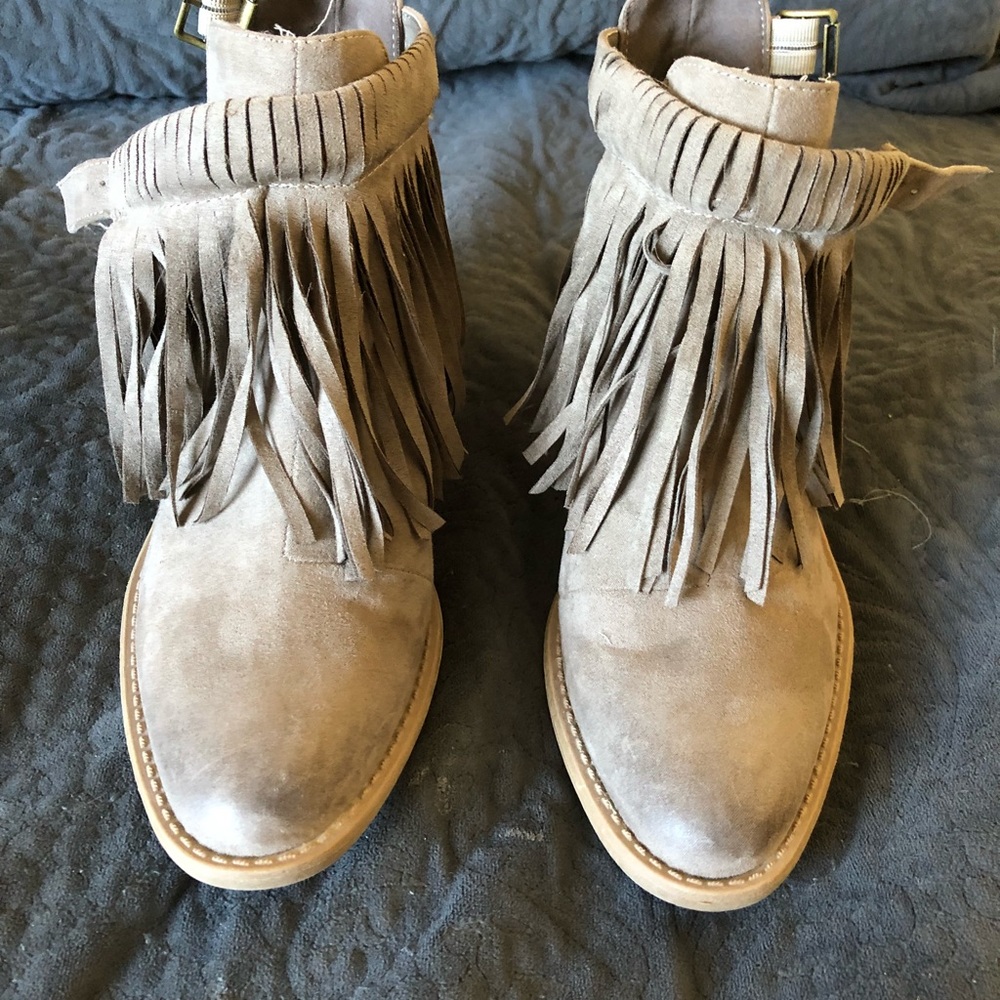 Low 👢 boots.